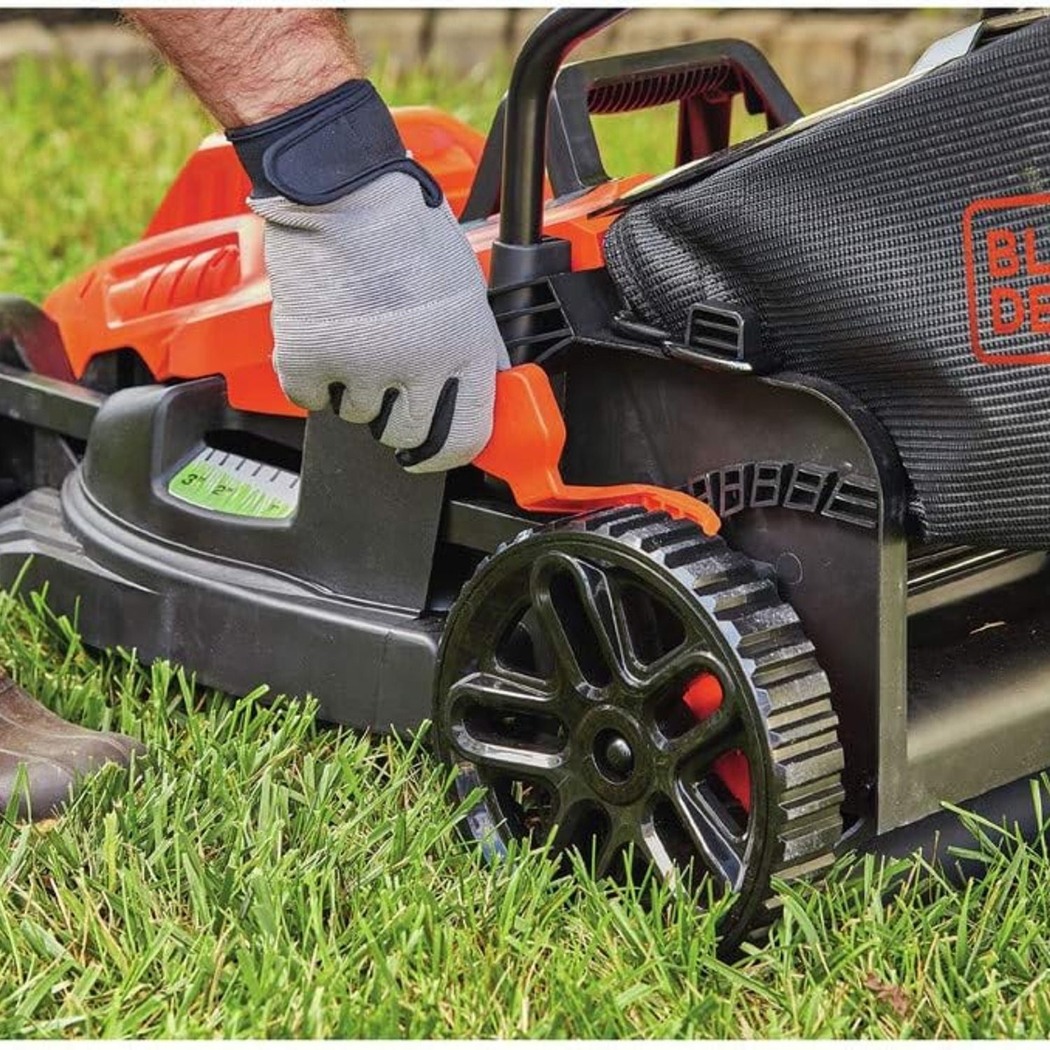 BLACK+DECKER 15 Inch Bike Handle Electric Mower: image 7
